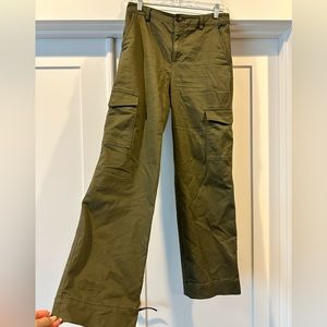Like new LOFT wide leg cargo pants. Size 0